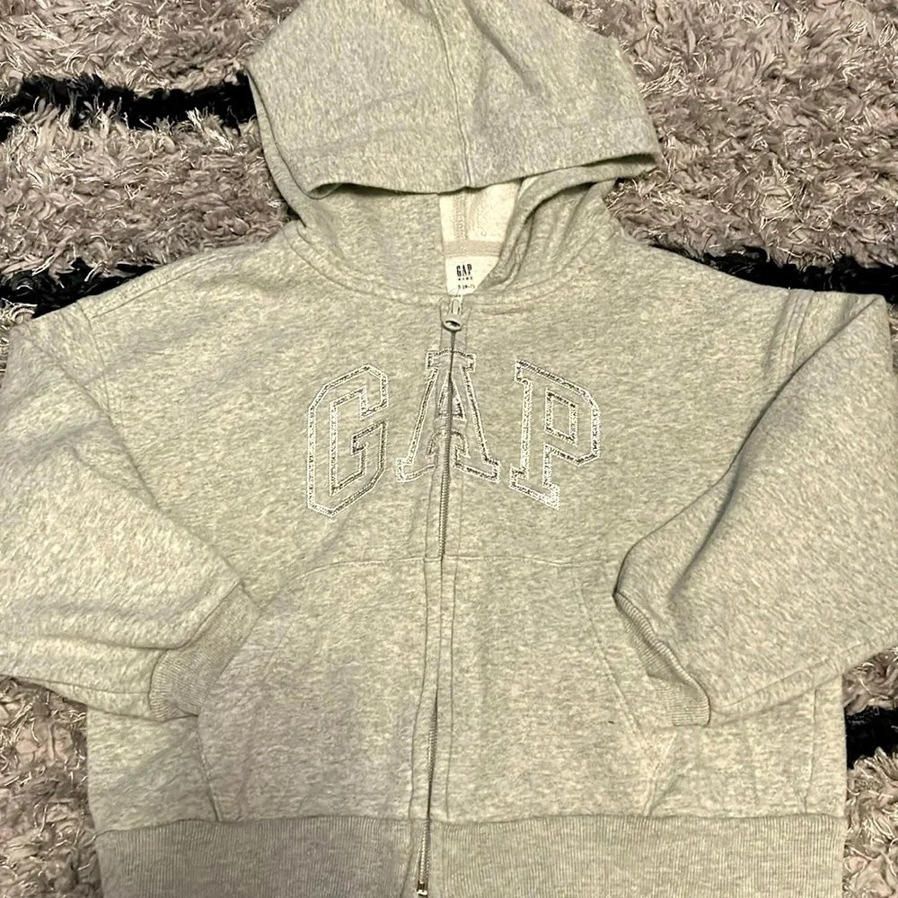 Kids GAP S (6-7) gray zip up hoodie with silver logo